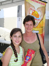 Sandra Almeida e a filha Gabriela doam alimento para a campanha de arrecadao - Foto: Marco Esteves