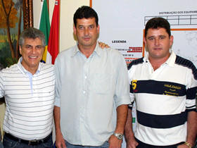 Prefeito Jorge Mario, Secretrio Adenlson Martins e o Presidente da Cmara, vereador Arlei. Foto: AssCom