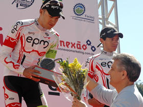 Prefeito Jorge Mario entrega trofu para o vencedor Juan Suarez - Foto: Marco Esteves