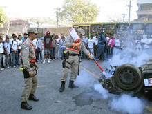 Simulao de combate a incndios em acidentes de trnsito integram a Semana da Educao para o Trnsito - Foto: Marco Esteves