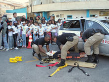 Estudantes assistem  demonstrao de resgate de pessoas acidentadas no trnsito - Foto: Marco Esteves