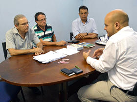Secretrio de Sade Henrique Medina recebe os diretores da clnica - foto: Marcelo Roza