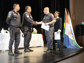 Ten-cel PM Robson, faz a entrega dos certificados de reconhecimento aos policiais - Foto: Marcelo Roza