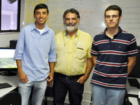 Leonardo de Oliveira, ex-aluno do UNIFESO, com os professores Jos Roberto e Bruno Carlos - Foto: Unifeso