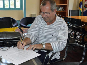 Gerente Operacional da CRT, Jos Luiz Salvador, assina o termo de doao - Foto: Marcelo Roza