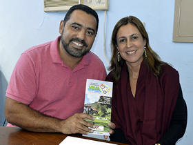 Secretrio de Sade, Julio Cesar Ambrosio, e a agente de viagem Patrcia Lea - Foto: Marcelo Roza