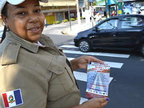 Guarda Municipal distribui panfletos - Foto: PMT