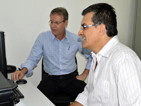 Luciano Couto, dir. Depto. Odontologia, e Paulo Fernando Lima, resp. tcnico pelo CEO - Foto: PMT
