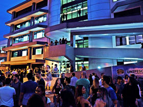Festa lotou o ptio do Campus - foto: Unifeso
