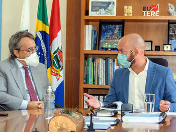 Prefeito Vinicius Claussen (à dir.) e o Cônsul Geral da Itália no Brasil, Paolo Miraglia Del Giudice - Foto: AsCom PMT